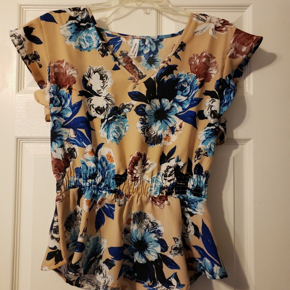 Cap sleeve floral top 🔥🔥 MAKE AN OFFER🔥🔥